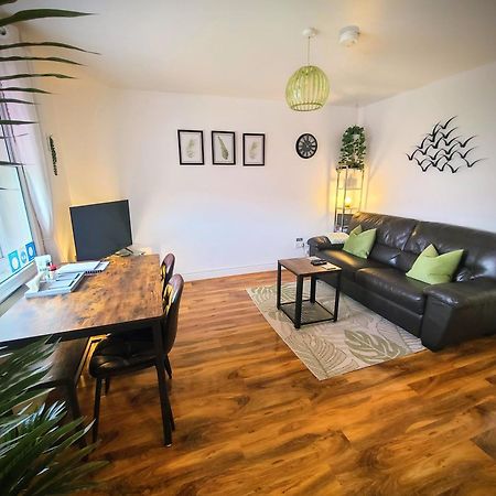 Vale View Apartment, Prestatyn, North Wales - A Stylish, Dog-Friendly Holiday Let Just A 5 Min Walk To Beach & Town! Екстер'єр фото