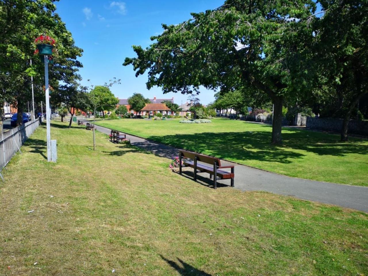 Vale View Apartment, Prestatyn, North Wales - A Stylish, Dog-Friendly Holiday Let Just A 5 Min Walk To Beach & Town! Екстер'єр фото